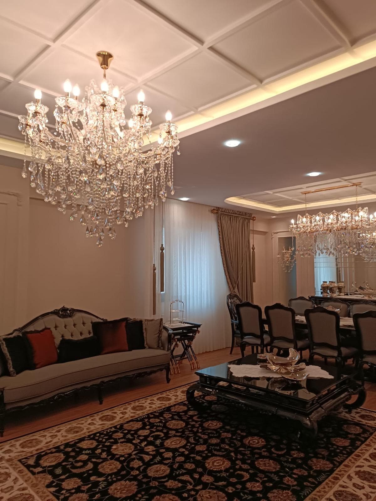 Klasik Saray Tipi Kristal Avize ve Salon Takımı Uygulaması