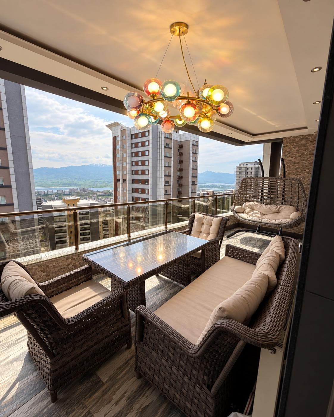 Modern Renkli Cam Küre Geniş Balkon ve Teras Avizesi