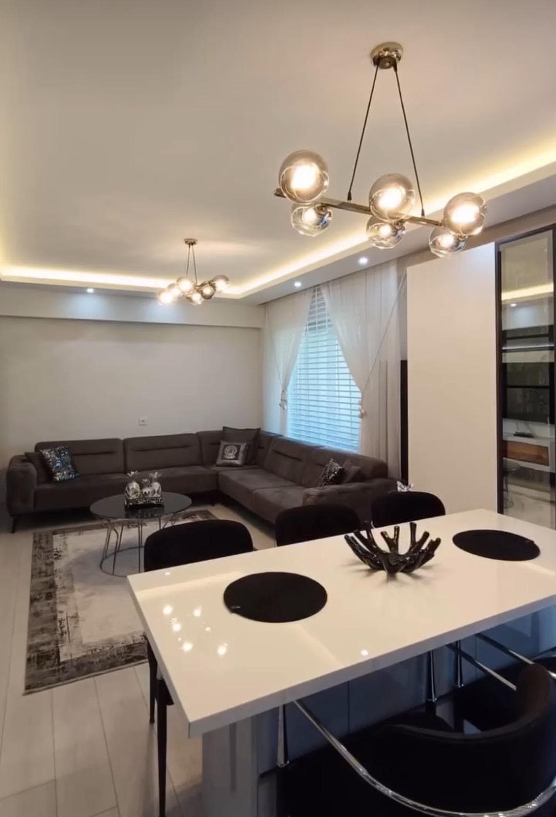 Açık Mutfak ve Salon Birleşik Yaşam Alanı Modern Avize Kombinasyonu